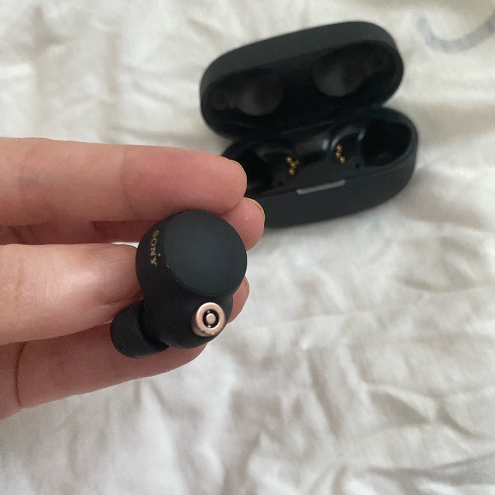 SONY wf1000xm4 wireless ear buds with case and charging cable - Picture 4 of 5